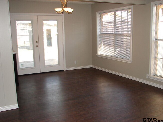 Building Photo - 419 Top Hill Dr