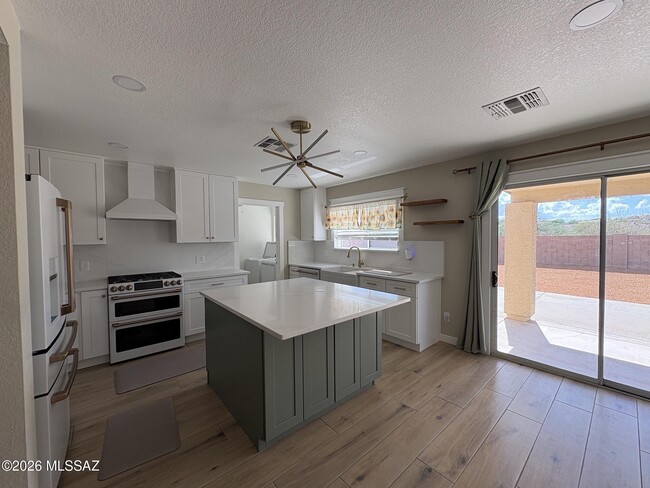 Building Photo - 10552 S Sunshower Way