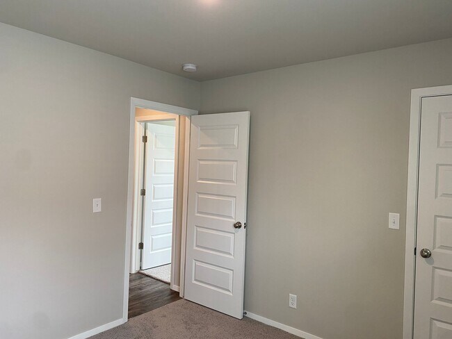 Building Photo - Welcome to your beautiful 4 bedroom, 2 bath home in Broken Arrow School district!