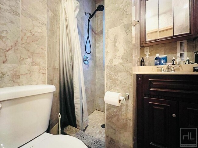 Building Photo - Your 3 Bedroom Apartment W/ Exposed Brick ...