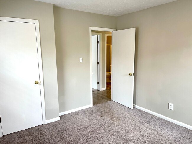 Building Photo - Welcome to this charming 4 bedroom, 2 bath...