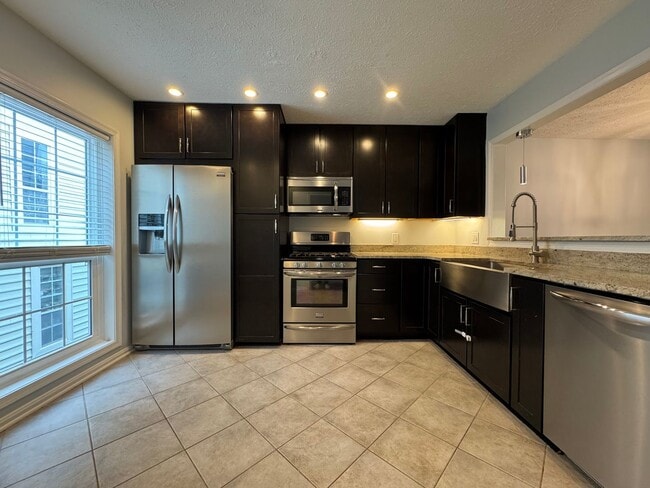 Building Photo - Sun-filled And Spacious 2 Bed 2 Bath Condo With Balcony In Desired Willow Point