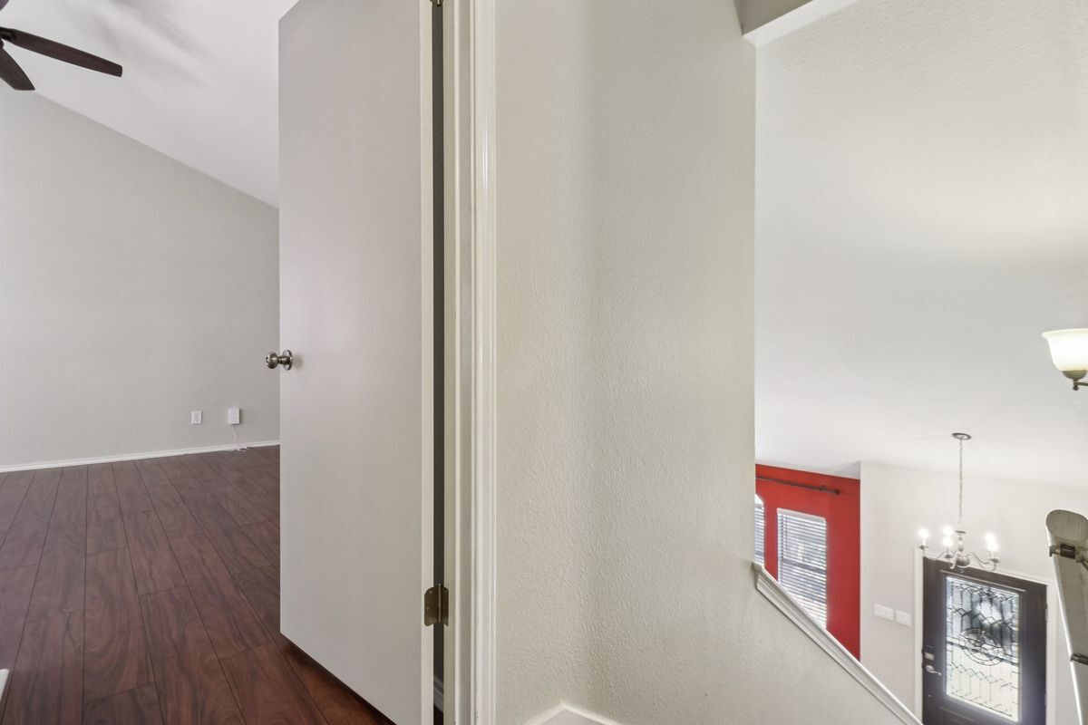 Building Photo - 15727 Knollrun