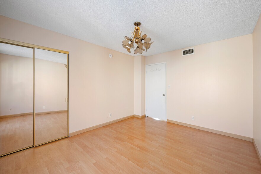 Building Photo - 13203 Vanowen St