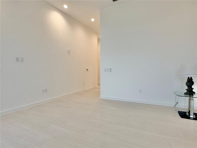 Building Photo - 920 N Osceola Ave