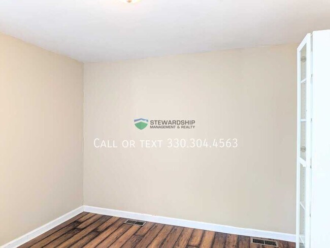 Building Photo - 940 17th St NE