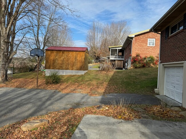 Building Photo - Brick Ranch in a Great Bristol TN location