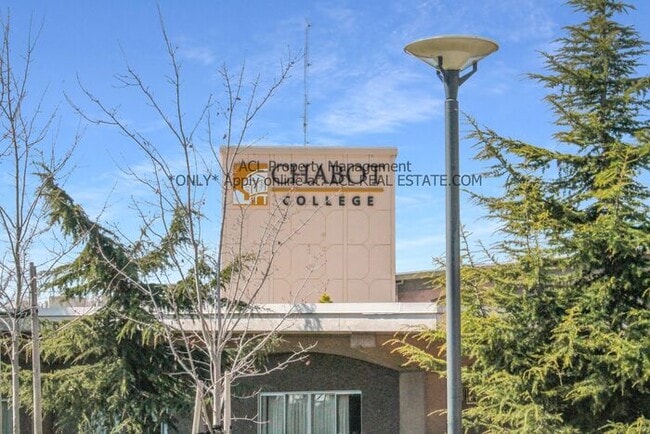 Building Photo - Charming & Affordable 1 Bedroom Home Acros...