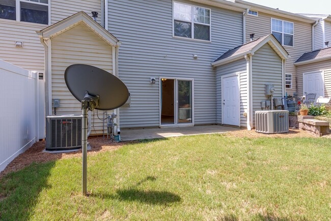 Building Photo - Maintenance-Free beautiful  3 bedroom 2.5 bath townhouse in Burlington