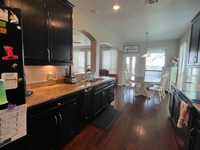 Building Photo - 4 bedroom 2.5 bath in Yowell Ranch