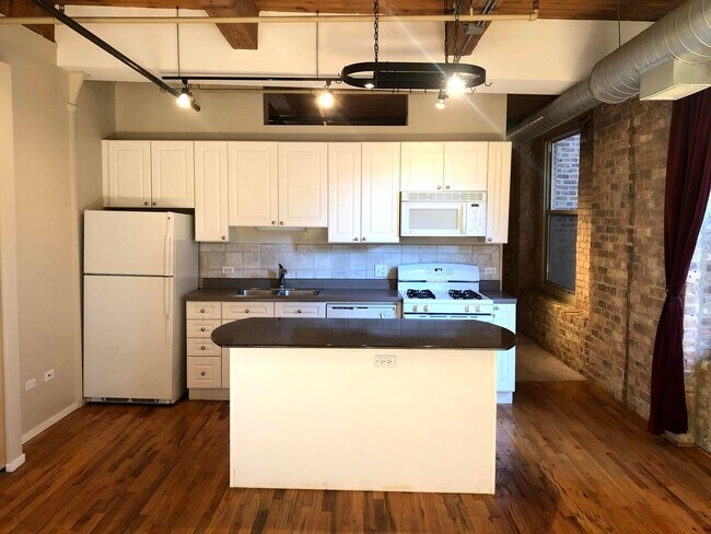 Building Photo - 420 S Clinton St