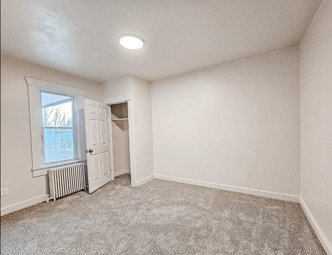 Building Photo - 4 Bedroom 1 Bathroom Rowhome in Lancaster!