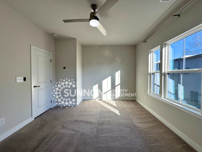 Building Photo - 3 Bedroom Townhome Located in Wendover Green