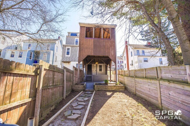 Building Photo - 12 E Main St