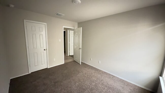 Building Photo - LAKE POINTE TERRACE!  4-bedroom 2-bathroom house! $500 Off!!