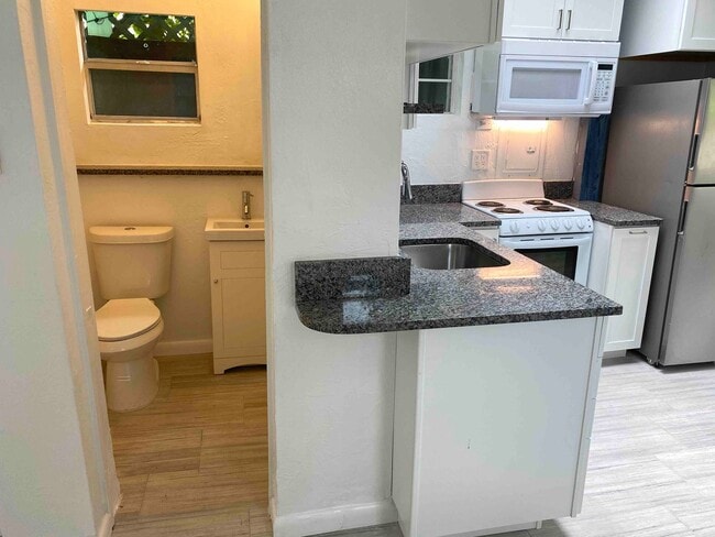 Building Photo - Beautiful large studio 2 blocks from the beach