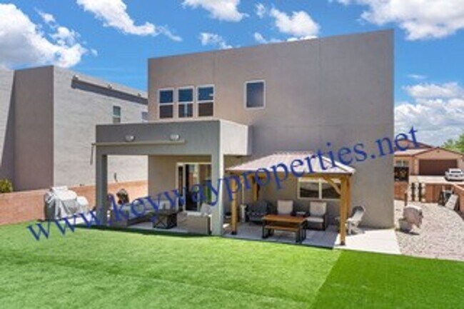 Building Photo - Like New Los Lunas Home!