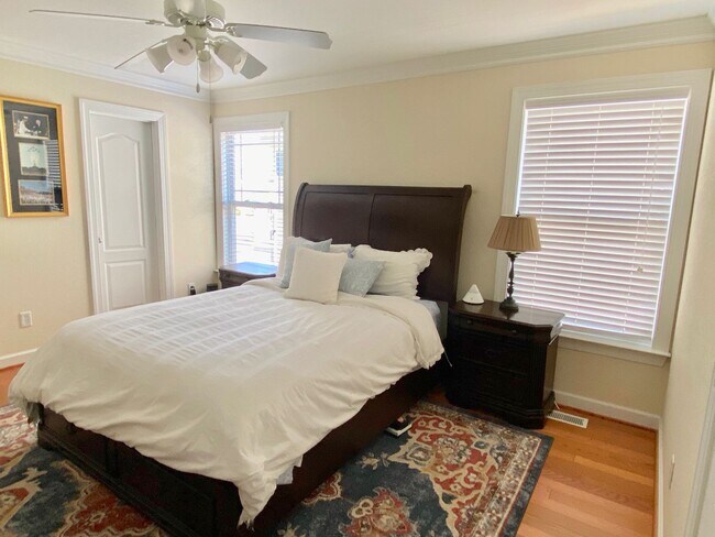 Building Photo - 3BD/3.5 Condo with Garage & Backyard in Shadowlawn! Blocks to the Beach! AVAILABLE NOW!
