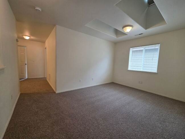 Building Photo - $400 Move In Credit!! 3 Bed/2.5 Bath Single Family Home in River Canyon Estates - BRAND NEW CARPET