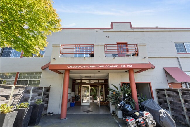 Building Photo - Industrial Chic 3bed/3bath loft style cond...