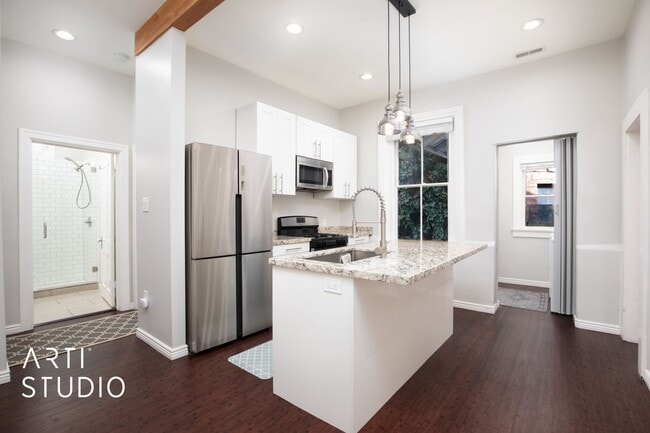 Building Photo - 4 Bed 2 Bath Salt Lake Home For Rent!
