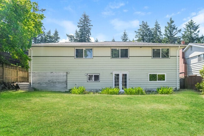 Building Photo - Comfort and Convenience Meet in this 4 Bedroom Burien Home.
