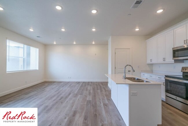 Building Photo - Spacious 3 Bedroom Unit in Desert Color Wi...
