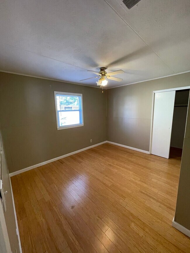 Building Photo - MOVE IN READY - Vinton Neighborhood