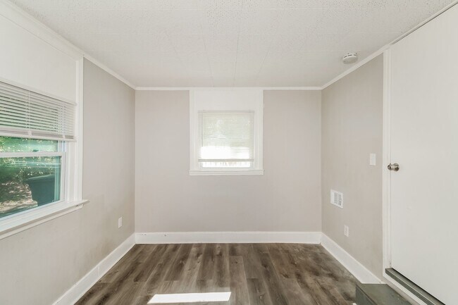Building Photo - 2813 Dubard St