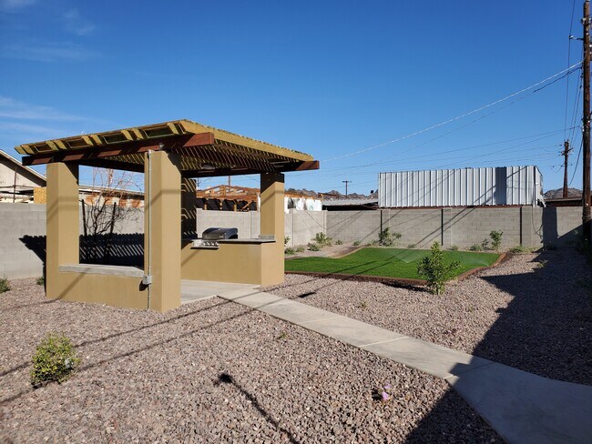 Building Photo - 521 E Mission Ln