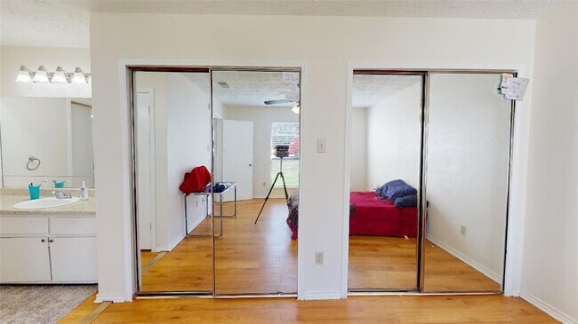 Building Photo - 1005 Spring Loop