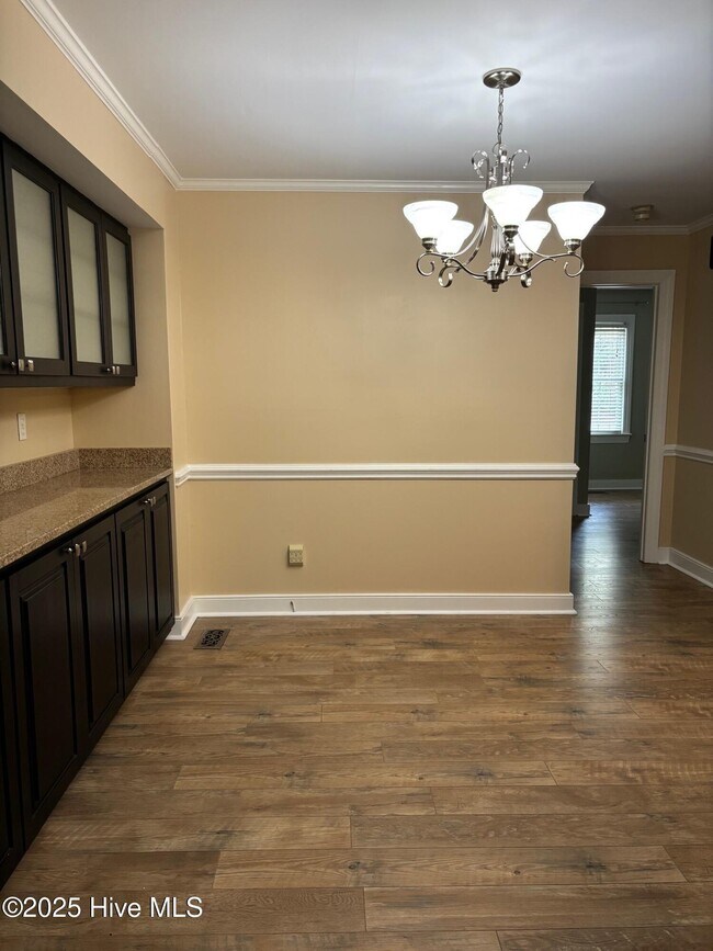 Building Photo - 609 River Hill Dr