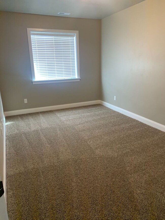 Building Photo - **$300.00 Move-In Bonus** Town home living...