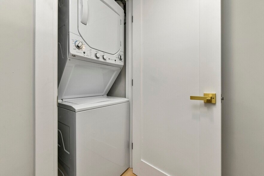 Building Photo - 12 Webster Ave