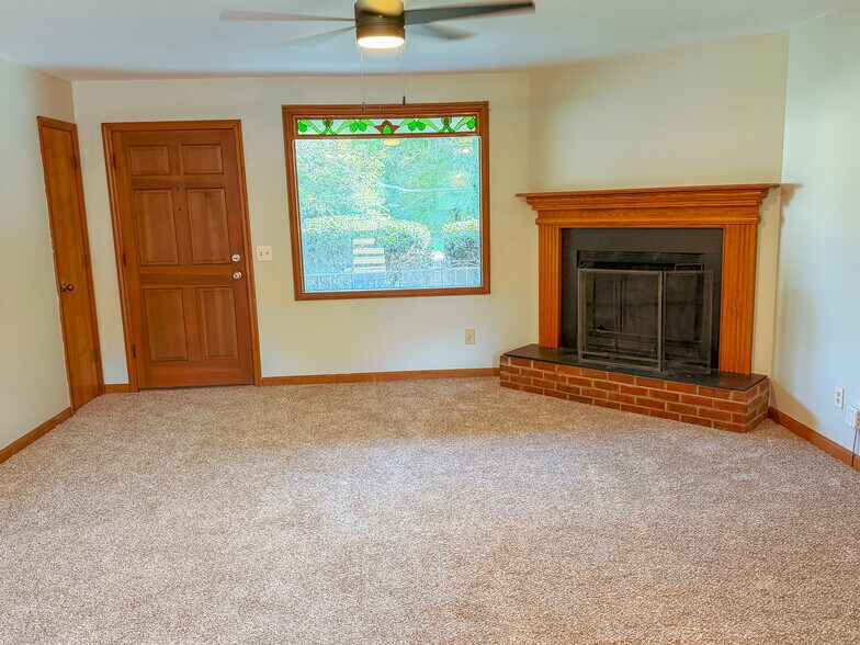 Building Photo - 812 Free Silver Rd