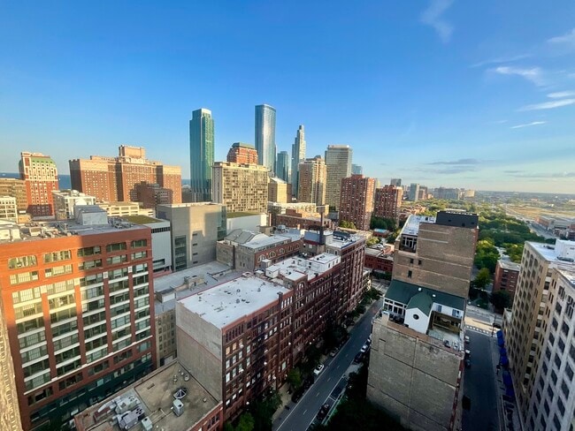 Building Photo - 600 S Dearborn St