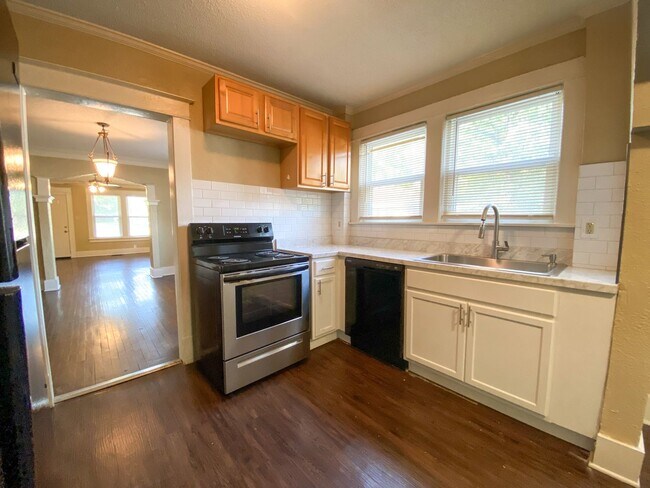 Building Photo - 2 bedroom, 1 bath near Jackson and Maury / Midtown Memphis