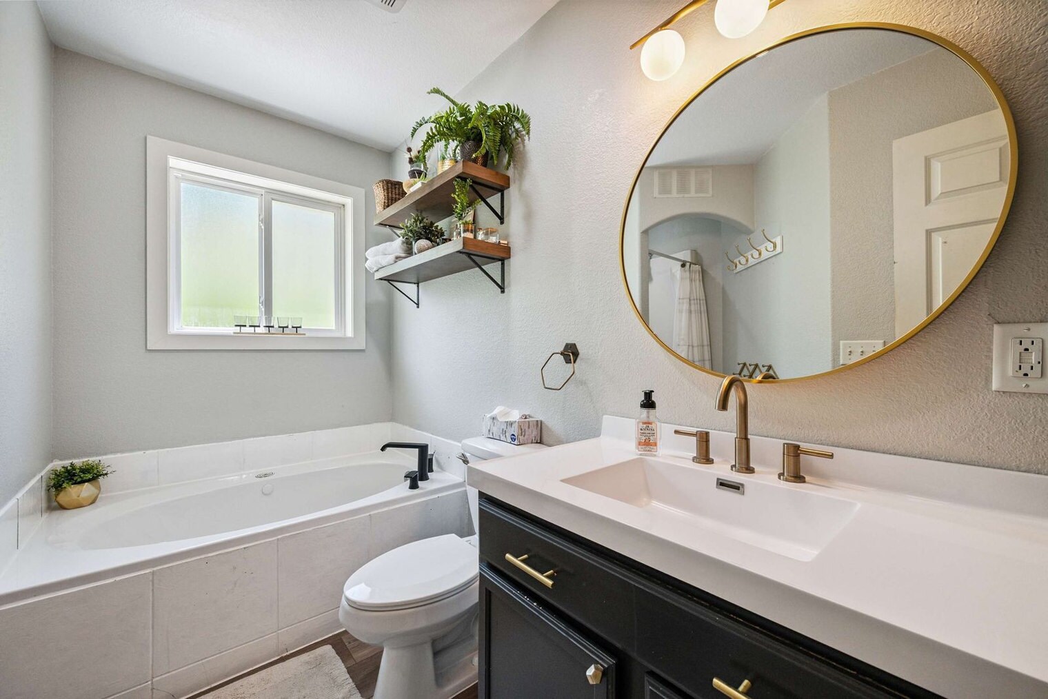 Building Photo - 3213 Hemlock Ct