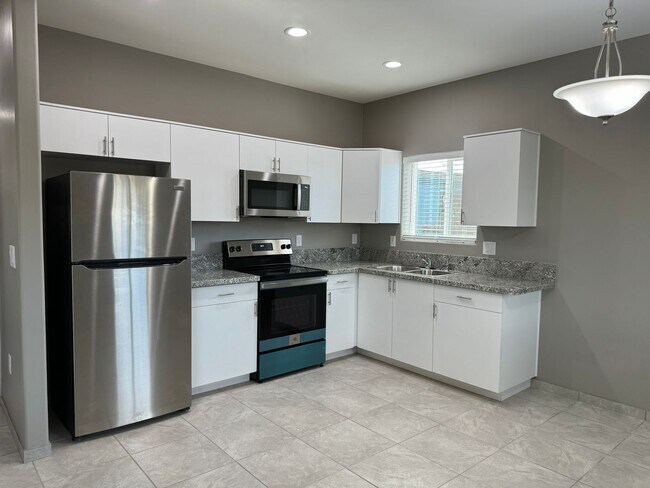 Building Photo - Beautiful Modern 3Bdm 2Ba Home, Easy Access to I-10, Must See!