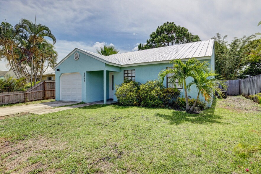 Building Photo - 5770 SE Wilsie Dr