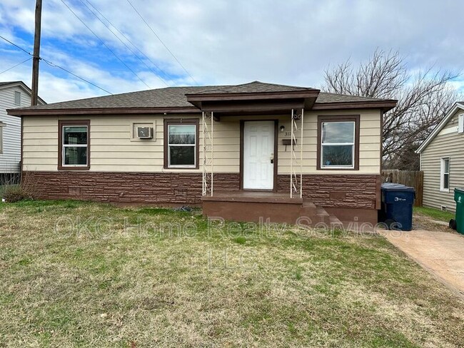 Building Photo - 3117 N Lindsay Ave