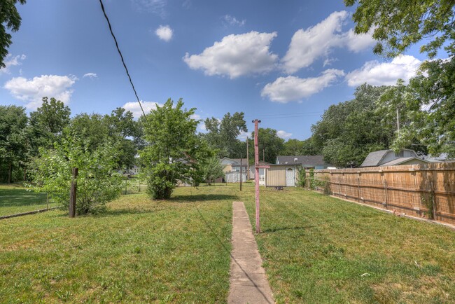 Building Photo - 1221 W 10th St