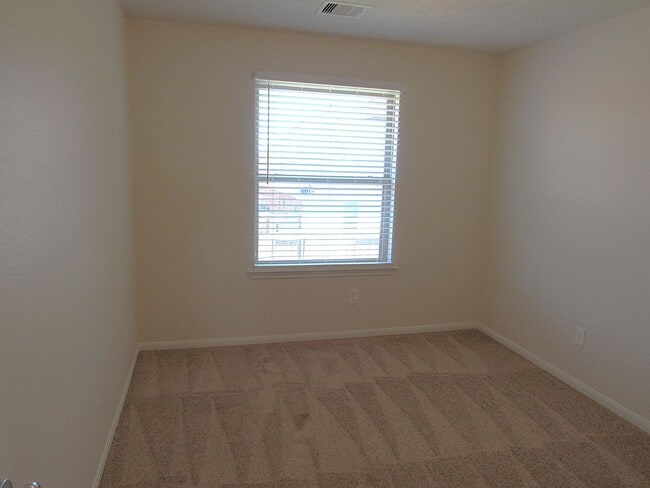 Building Photo - Spacious, Modern and Conveniently Located ...