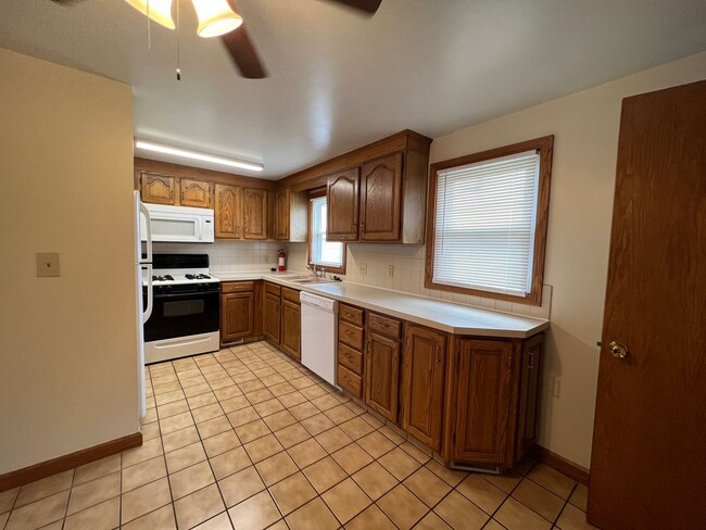 Building Photo - 1046 Leslie Ln