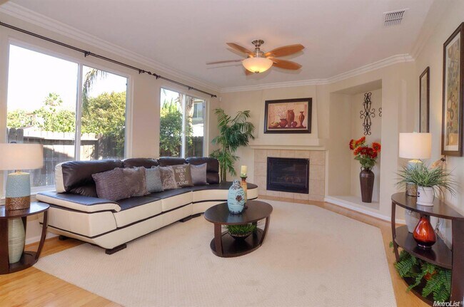 Building Photo - Wonderful Two Story Single House with Gorg...