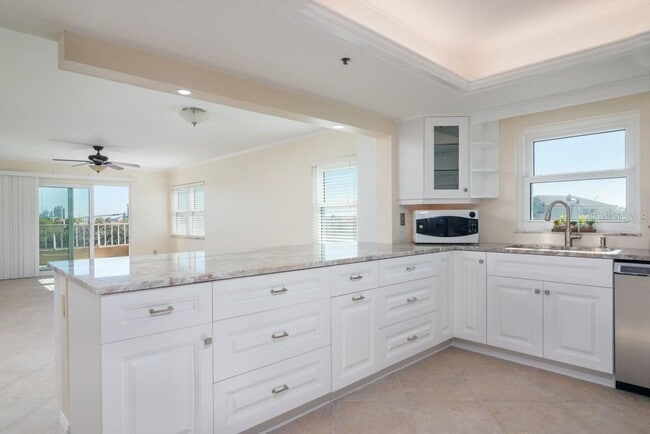 Building Photo - 160 Columbia Dr