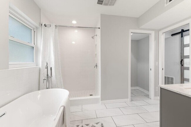 Building Photo - Remodeled Pool Home Located in the Very Desirable Bay Crest Park Waterfront Community