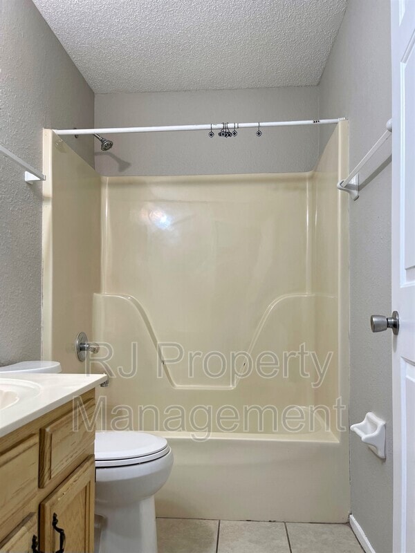 Building Photo - 8226 Town N Country Dr