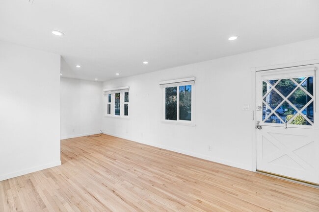 Building Photo - 12334 Moorpark St