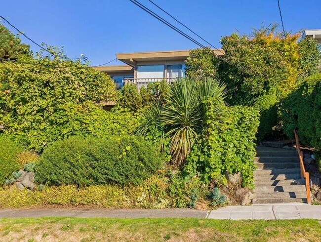 Building Photo - Queen Anne 1-Bedroom Apartment for Rent |  Pet Friendly & On-Site Laundry in Quiet 4-Unit Building